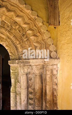 Detail der Bogen und Säulen in der Norman-Tür der Kirche von Str. Gregory am Heckingham, Norfolk, England, Vereinigtes Königreich. Stockfoto