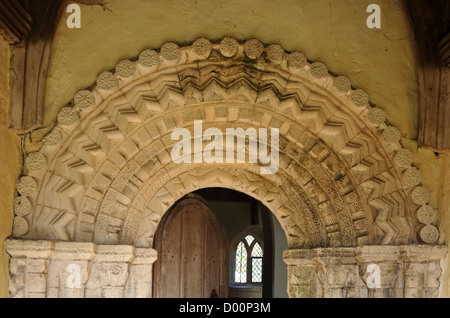 Detail der Norman-Bogen in das Südportal der Kirche von Str. Gregory am Heckingham, Norfolk, England, Vereinigtes Königreich. Stockfoto