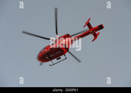 LONDON. VEREINIGTES KÖNIGREICH. 21.03.2012. Londoner Air Ambulance Helikopter Säume fliegen aus dem Trafalgar Square Stockfoto