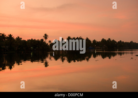 Reflexionen über die West Coast Canal (National Wasserstraße Nr. 3) bei Sonnenuntergang, Kanjippadom, in der Nähe von Alappuzha (Alleppey), Kerala, Indien Stockfoto