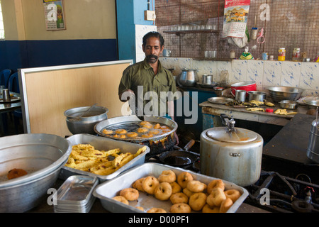 Mann Braten Snacks in der Küche eine Raststätte, Ambalappuzha, in der Nähe von Alappuzha (Alleppey), Kerala, Indien Stockfoto