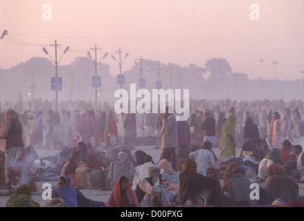 Pilger im Freiland vor der Sangam inmitten von Rauch von Bränden bei Sonnenuntergang, Maha Kumbh Mela 2001, Allahabad, Uttar Pradesh, Indien Stockfoto