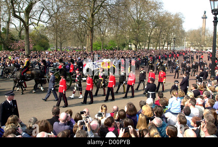 Trauerzug Königin Mutter, Königin Mütter Sarg während ihrer Beerdigung, öffentliche Beerdigung der Königin-Mutter Stockfoto
