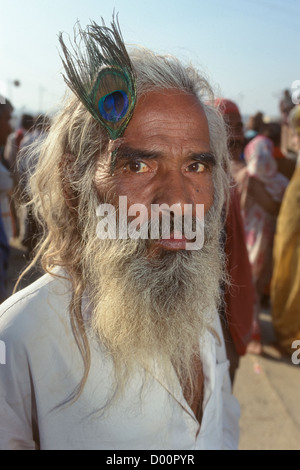 Pilger mit einer Pfauenfeder in seine gepiercte Augenbraue, Maha Kumbh Mela 2001, Allahabad, Uttar Pradesh, Indien Stockfoto