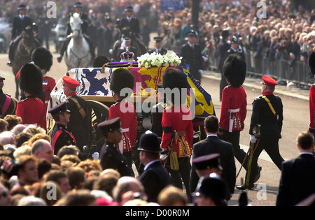 Königin-Mutter Trauerzug, Sarg der Königin-Mutter während ihrer Beerdigung, öffentliche Beerdigung der Königin-Mutter Stockfoto