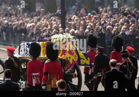 Königin-Mutter Trauerzug, Sarg der Königin-Mutter während ihrer Beerdigung, öffentliche Beerdigung der Königin-Mutter Stockfoto