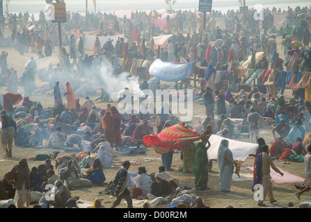 Pilger abtrocknen nach dem Baden im Bereich hinter der Sangam, Maha Kumbh Mela 2001, Allahabad, Uttar Pradesh, Indien Stockfoto