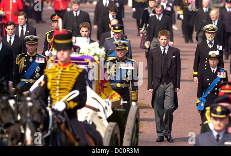 Königin-Mütter Beerdigung zeigen Prinzen William und Harry, Prinz Charles, Prinz Phillip und Prinzessin Anne, London, UK Stockfoto