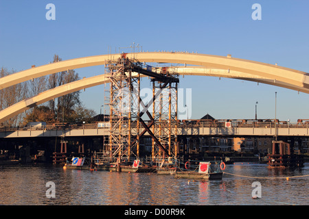 Die neue Brücke in Walton-on-Thames von Costain konstruiert. Der letzte Teil des Bogens wurde in Ort am 6. November 2012 reckte. Stockfoto