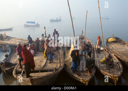 Schiffer auf festgemachten Boote warten warten im Morgennebel Zeile Pilgern, Sangam, Maha Kumbh Mela 2001, Allahabad, Uttar Pradesh, Indien Stockfoto