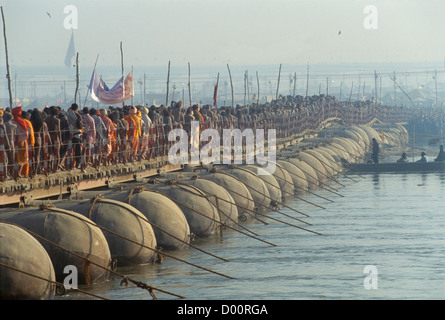 Naga Sadhus von Juna Akhara in einer Prozession auf einen Ponton-Brücke über den Fluss Ganges auf der Basant Panchmi Baden Tag, Maha Kumbh Mela 2001, Allahabad, Uttar Pradesh, Indien Stockfoto