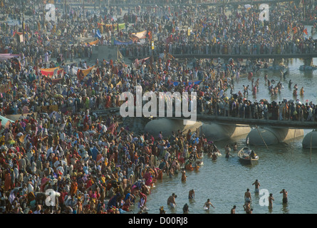 Baden Pilger und Pontonbrücken über den Fluss Ganges, Maha Kumbh Mela 2001, Allahabad, Uttar Pradesh, Indien Stockfoto