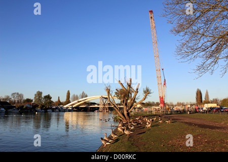 Die neue Brücke in Walton-on-Thames von Costain konstruiert. Der letzte Teil des Bogens wurde in Ort am 6. November 2012 reckte. Stockfoto