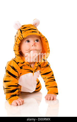 Sechs Monate Baby tragen Tiger Anzug sitzen isoliert auf weiss Stockfoto