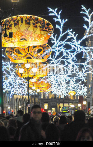 Regent Street, London, UK. 13. November 2012. Entlang der Regent Street "anzeigen als" die Lichter aufleuchten zu Weihnachten. Die Regent Street Weihnachtsdekorationen sind von den Mitgliedern des Team GB und Paralympics GB aktiviert. Bildnachweis: Matthew Chattle / Alamy Live News Stockfoto