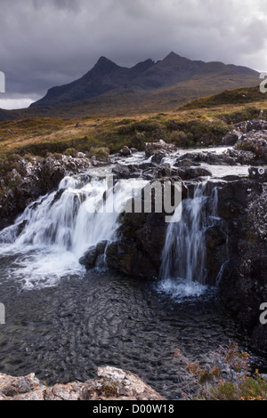 Wasserfall, Allt Dearg Mor Fluss mit Black Cuillin Berge in der Ferne, Sligachan, Isle of Skye Schottland, Großbritannien Stockfoto