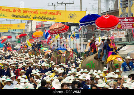 Eingeweihten gekleidet in schrillen Kostümen und Sonnenbrille in einer Prozession auf Elefanten von Elefanten wieder Ordination Zeremonie (Buat Chang), Si Sachanalai, Wat Hut Siao, Sukhothai, Thailand Stockfoto