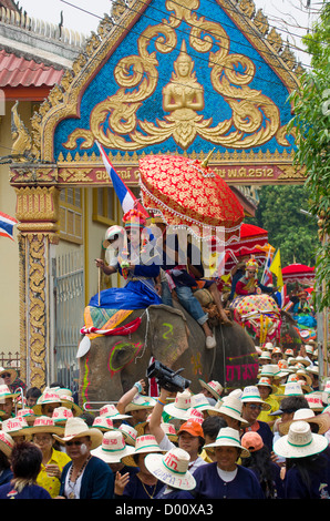 Elefant-Prozession durch die Tore von Wat Hut Siao, Elephant Ordination Zeremonie, Sukhothai, Thailand Stockfoto