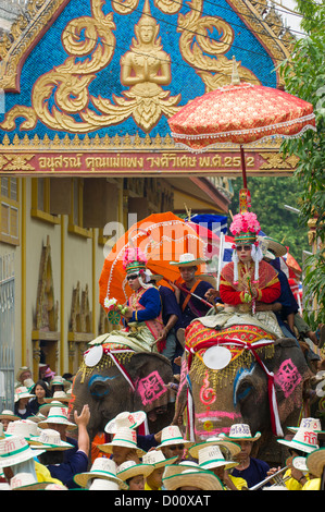 Elefant-Prozession durch die Tore von Wat Hut Siao, Elephant Ordination Zeremonie, Sukhothai, Thailand Stockfoto