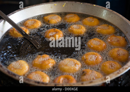 Braten-Snacks in der Küche eine Raststätte, Ambalappuzha, in der Nähe von Alappuzha (Alleppey), Kerala, Indien Stockfoto