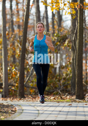 Fit Woman Joggen auf einem Pfad Stockfoto