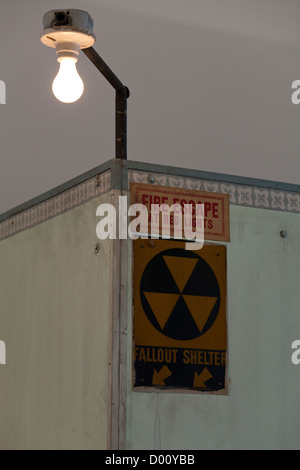 Antike Feuerleiter und Fallout Shelter Zeichen - USA Stockfoto