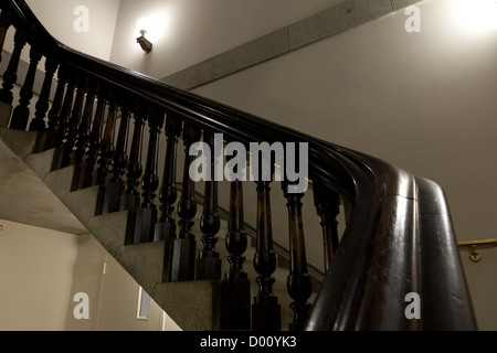 Alte Treppe mit hölzernen Schienen Stockfoto