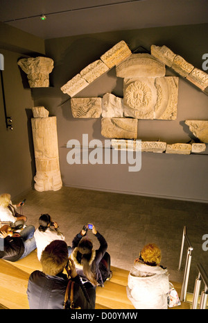 Menschen auf der Suche an der Spitze der Gorgon Skulptur im Museum, die römischen Bäder, Bath Somerset UK Stockfoto