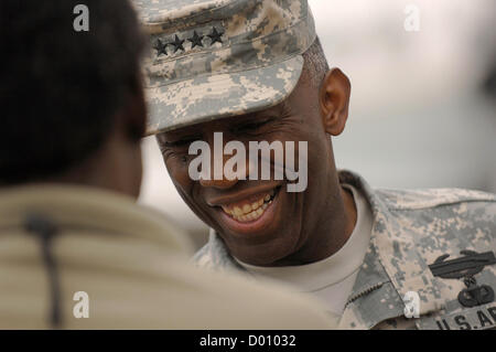 US-Armee General William Kip Ward, Kommandeur des US Africa Command während einer Tour durch die Gulu Distrikt von Uganda 10. April 2008. Verteidigungsminister Leon Panetta hat Ward 13. November 2012 beschuldigt verbringen Tausende von Dollar auf aufwendige Reisekosten und Spesen nicht autorisierte herabgestuft Stockfoto