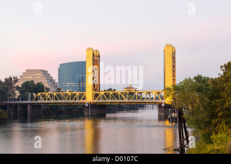 Sacramento Tower Bridge nach Sonnenuntergang Stockfoto