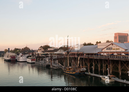 Old Sacramento Waterfront nach Sonnenuntergang Stockfoto