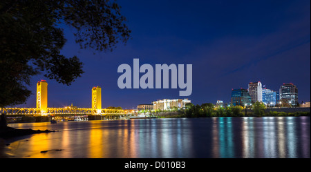 Die Innenstadt von Sacramento Skyline in der Abenddämmerung (Panorama) Stockfoto