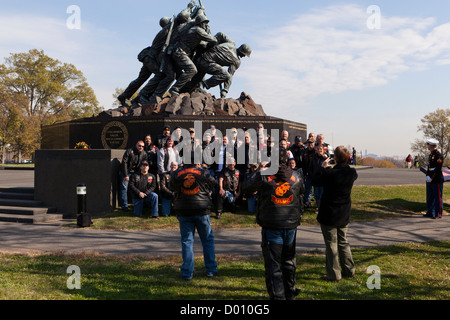 Band der Brüder USMC Motorradfahren Club Mitglieder Pose für ein Foto vor dem Marine Corps Memorial Stockfoto