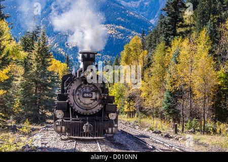 1925 2-8-2 Mikado Typ Baldwin Dampflokomotive Ziehen historischen gemischten Zug in Needleton Siding auf D&SNG Railroad in Colorado. Stockfoto