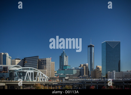 Philips Arena und CNN Center mit Downtown Atlanta im Hintergrund Stockfoto