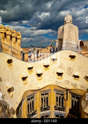 Touristen auf dem Dach des La Pedrera oder Casa Mila entworfen von Antoni Gaudi im Stadtzentrum von Barcelona Katalonien Spanien der UNESCO Stockfoto