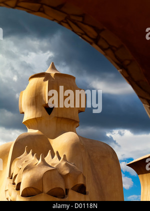 Belüftung Türme oder Schornsteine auf dem Dach des La Pedrera oder Casa Mila von Antoni Gaudi entworfen, im Zentrum von Barcelona Spanien Stockfoto