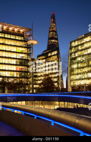 Dämmerung über die Scherbe und London Entwicklung auf der South Bank, London England, UK Stockfoto