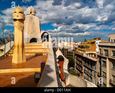 Touristen auf dem Dach des La Pedrera oder Casa Mila entworfen von Antoni Gaudi im Stadtzentrum von Barcelona Katalonien Spanien der UNESCO Stockfoto