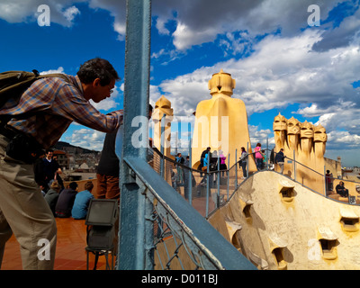 Touristen auf dem Dach des La Pedrera oder Casa Mila entworfen von Antoni Gaudi im Stadtzentrum von Barcelona Katalonien Spanien der UNESCO Stockfoto