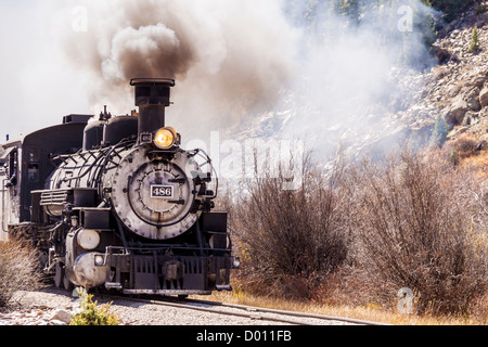 1925 Baldwin Dampflokomotive, 2-8-2 Konfiguration, Typ Mikado, zieht historische klassische Triebwagen, kommt nach Silverton, Colorado. Stockfoto
