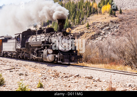 1925 Baldwin Dampflokomotive, 2-8-2 Konfiguration, Typ Mikado, zieht historische klassische Triebwagen, kommt nach Silverton, Colorado. Stockfoto