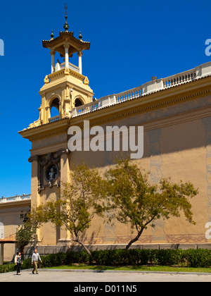 Reich verzierte Gebäude auf der Avinguda De La Reina Maria Cristina im Stadtzentrum von Barcelona Katalonien Spanien Stockfoto