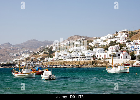 kleine griechische Stadt mit weißen Häusern auf den Hügel von Mykonos-Insel Stockfoto