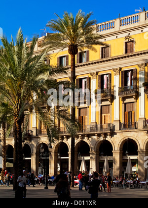 Placa Reial ein Quadrat in alte Stadt Barri Gotic Gegend von Barcelona Stadtzentrum Katalonien Spanien mit Palmen und Straßencafés Stockfoto