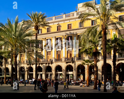 Placa Reial ein Quadrat in alte Stadt Barri Gotic Gegend von Barcelona Stadtzentrum Katalonien Spanien mit Palmen und Straßencafés Stockfoto