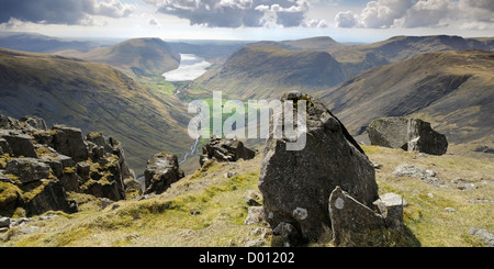 Atemberaubenden Ausblick vom großen Giebel mit Blick auf tiefste und umliegende Landschaft, Lake District, Großbritannien. Stockfoto