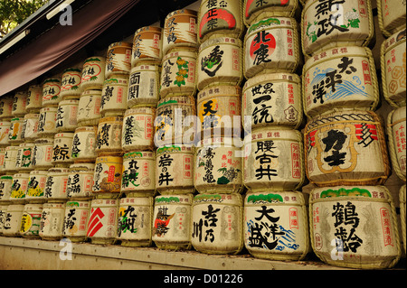 Dekorative Sake-Fässer im Meiji-Schrein, Tokyo, Japan Stockfoto