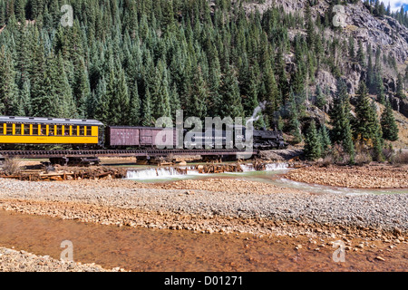 1925 Baldwin Dampflokomotive, 2-8-2 Ausführung, Typ Mikado, mit antiken, klassischen Triebwagen, an der Animas River Bridge bei Silverton, Colorado. Stockfoto