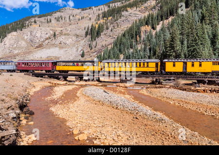 1925 Baldwin Dampflokomotive, 2-8-2 Ausführung, Typ Mikado, mit antiken, klassischen Triebwagen, an der Animas River Bridge bei Silverton, Colorado. Stockfoto